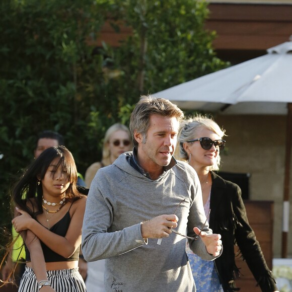Laeticia Hallyday, sa fille Jade et le prince Emmanuel-Philibert de Savoie - Le prince Emmanuel-Philibert de Savoie est au volant de la voiture "Shelby Cobra" sport de Johnny avec Laeticia Hallyday direction le restaurant SoHo House de Malibu en famille à Los Angeles, le 3 novembre 2019.