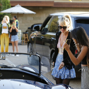 Laeticia Hallyday avec sa fille Jade - Le prince Emmanuel-Philibert de Savoie est au volant de la voiture "Shelby Cobra" sport de Johnny avec Laeticia Hallyday direction le restaurant SoHo House de Malibu en famille à Los Angeles, le 3 novembre 2019.