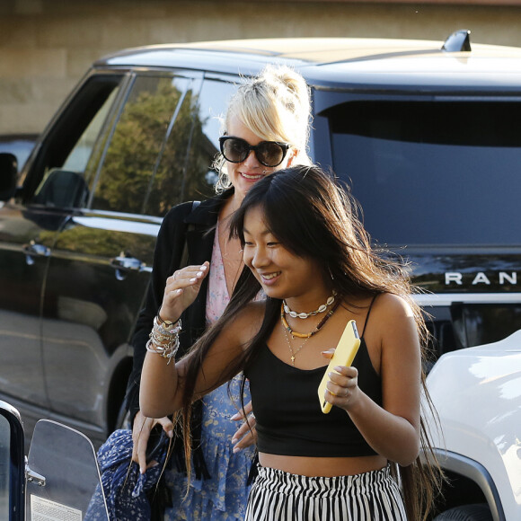 Laeticia Hallyday avec sa fille Jade - Le prince Emmanuel-Philibert de Savoie est au volant de la voiture "Shelby Cobra" sport de Johnny avec Laeticia Hallyday direction le restaurant SoHo House de Malibu en famille à Los Angeles, le 3 novembre 2019.