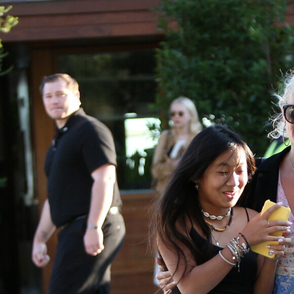 Laeticia Hallyday avec sa fille Jade - Le prince Emmanuel-Philibert de Savoie est au volant de la voiture "Shelby Cobra" sport de Johnny avec Laeticia Hallyday direction le restaurant SoHo House de Malibu en famille à Los Angeles, le 3 novembre 2019.