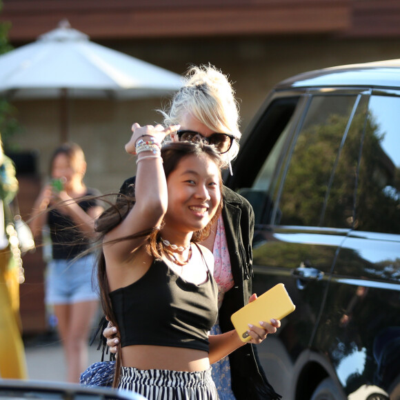 Laeticia Hallyday avec sa fille Jade - Le prince Emmanuel-Philibert de Savoie est au volant de la voiture "Shelby Cobra" sport de Johnny avec Laeticia Hallyday direction le restaurant SoHo House de Malibu en famille à Los Angeles, le 3 novembre 2019.