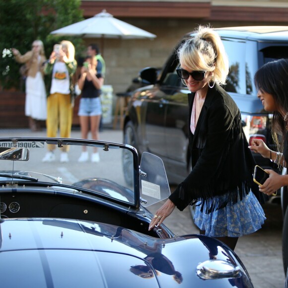 Laeticia Hallyday avec sa fille Jade et le prince Philibert de Savoie - Le prince Emmanuel-Philibert de Savoie est au volant de la voiture "Shelby Cobra" sport de Johnny avec Laeticia Hallyday direction le restaurant SoHo House de Malibu en famille à Los Angeles, le 3 novembre 2019.