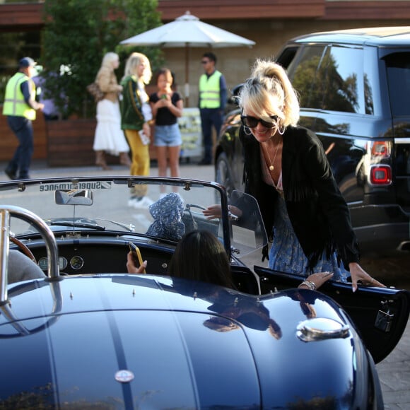 Laeticia Hallyday avec sa fille Jade et le prince Philibert de Savoie - Le prince Emmanuel-Philibert de Savoie est au volant de la voiture "Shelby Cobra" sport de Johnny avec Laeticia Hallyday direction le restaurant SoHo House de Malibu en famille à Los Angeles, le 3 novembre 2019.