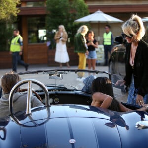 Laeticia Hallyday avec sa fille Jade et le prince Philibert de Savoie - Le prince Emmanuel-Philibert de Savoie est au volant de la voiture "Shelby Cobra" sport de Johnny avec Laeticia Hallyday direction le restaurant SoHo House de Malibu en famille à Los Angeles, le 3 novembre 2019.