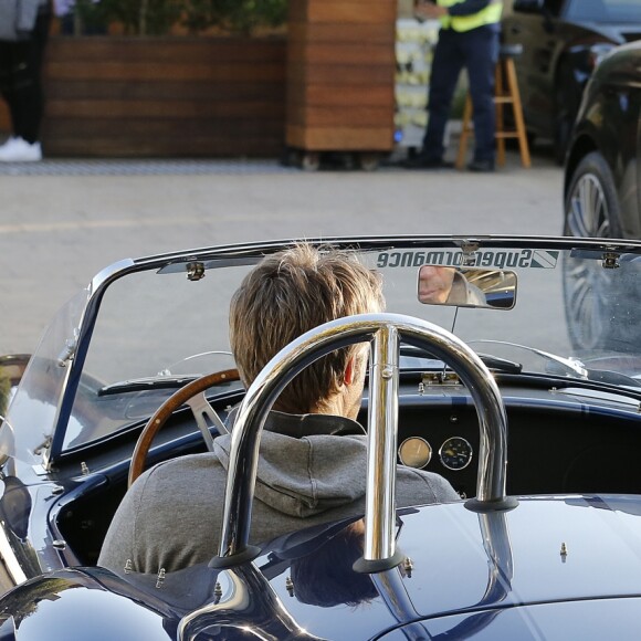 Laeticia Hallyday avec sa fille Jade et le prince Philibert de Savoie - Le prince Emmanuel-Philibert de Savoie est au volant de la voiture "Shelby Cobra" sport de Johnny avec Laeticia Hallyday direction le restaurant SoHo House de Malibu en famille à Los Angeles, le 3 novembre 2019.