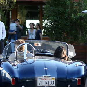 Laeticia Hallyday avec sa fille Jade et le prince Philibert de Savoie - Le prince Emmanuel-Philibert de Savoie est au volant de la voiture "Shelby Cobra" sport de Johnny avec Laeticia Hallyday direction le restaurant SoHo House de Malibu en famille à Los Angeles, le 3 novembre 2019.