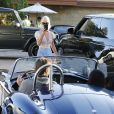 Laeticia Hallyday avec sa fille Jade et le prince Philibert de Savoie - Le prince Emmanuel-Philibert de Savoie est au volant de la voiture "Shelby Cobra" sport de Johnny avec Laeticia Hallyday direction le restaurant SoHo House de Malibu en famille à Los Angeles, le 3 novembre 2019.