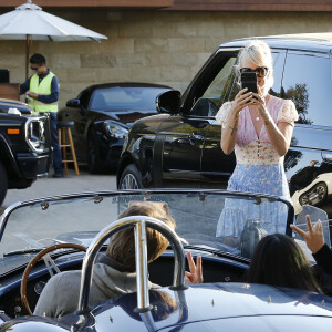 Laeticia Hallyday avec sa fille Jade et le prince Philibert de Savoie - Le prince Emmanuel-Philibert de Savoie est au volant de la voiture "Shelby Cobra" sport de Johnny avec Laeticia Hallyday direction le restaurant SoHo House de Malibu en famille à Los Angeles, le 3 novembre 2019.