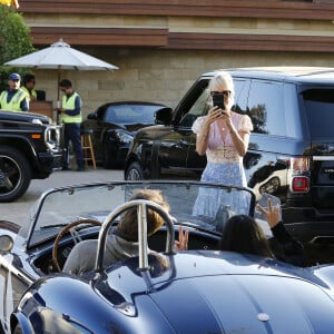 Laeticia Hallyday avec sa fille Jade et le prince Philibert de Savoie - Le prince Emmanuel-Philibert de Savoie est au volant de la voiture "Shelby Cobra" sport de Johnny avec Laeticia Hallyday direction le restaurant SoHo House de Malibu en famille à Los Angeles, le 3 novembre 2019.