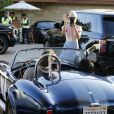 Laeticia Hallyday avec sa fille Jade et le prince Philibert de Savoie - Le prince Emmanuel-Philibert de Savoie est au volant de la voiture "Shelby Cobra" sport de Johnny avec Laeticia Hallyday direction le restaurant SoHo House de Malibu en famille à Los Angeles, le 3 novembre 2019.