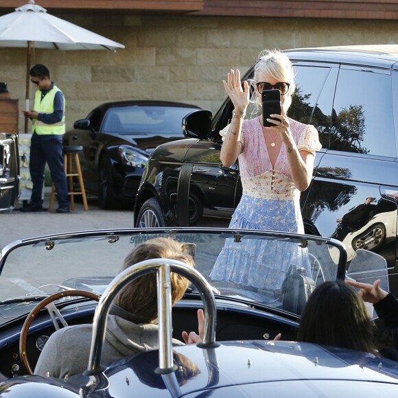 Laeticia Hallyday avec sa fille Jade et le prince Philibert de Savoie - Le prince Emmanuel-Philibert de Savoie est au volant de la voiture "Shelby Cobra" sport de Johnny avec Laeticia Hallyday direction le restaurant SoHo House de Malibu en famille à Los Angeles, le 3 novembre 2019.