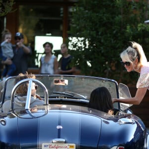 Laeticia Hallyday avec sa fille Jade et le prince Philibert de Savoie - Le prince Emmanuel-Philibert de Savoie est au volant de la voiture "Shelby Cobra" sport de Johnny avec Laeticia Hallyday direction le restaurant SoHo House de Malibu en famille à Los Angeles, le 3 novembre 2019.