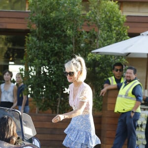 Laeticia Hallyday avec sa fille Jade - Le prince Emmanuel-Philibert de Savoie est au volant de la voiture "Shelby Cobra" sport de Johnny avec Laeticia Hallyday direction le restaurant SoHo House de Malibu en famille à Los Angeles, le 3 novembre 2019.