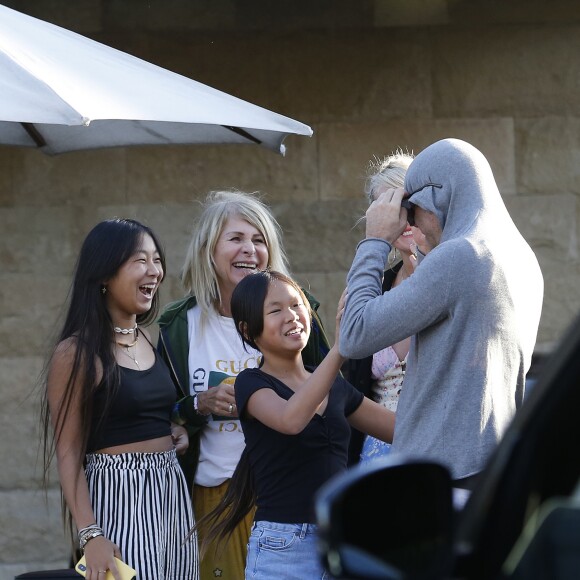 Le prince Emmanuel-Philibert de Savoie avec Laeticia Hallyday, ses filles Jade et Joy, sa mère Françoise Thibaut - Le prince Emmanuel-Philibert de Savoie est au volant de la voiture "Shelby Cobra" sport de Johnny avec Laeticia Hallyday direction le restaurant SoHo House de Malibu en famille à Los Angeles, le 3 novembre 2019.