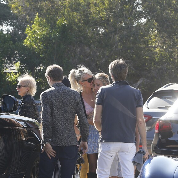Laeticia Hallyday, le prince Emmanuel-Philibert de Savoie, Jade et Joy Hallyday avec Grégory Boudou (le frère de Laeticia) et des amis (dont Christina) - Le prince Emmanuel-Philibert de Savoie est au volant de la voiture "Shelby Cobra" sport de Johnny avec Laeticia Hallyday direction le restaurant SoHo House de Malibu en famille à Los Angeles, le 3 novembre 2019.