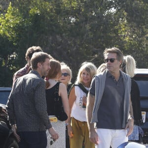 Laeticia Hallyday, le prince Emmanuel-Philibert de Savoie, Jade et Joy Hallyday avec Grégory Boudou (le frère de Laeticia) et des amis (dont Christina) - Le prince Emmanuel-Philibert de Savoie est au volant de la voiture "Shelby Cobra" sport de Johnny avec Laeticia Hallyday direction le restaurant SoHo House de Malibu en famille à Los Angeles, le 3 novembre 2019.