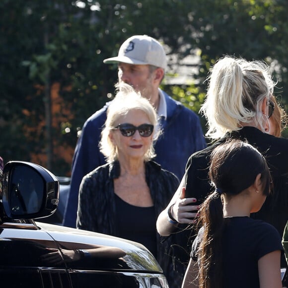 Laeticia Hallyday, le prince Emmanuel-Philibert de Savoie, Jade et Joy Hallyday avec Grégory Boudou (le frère de Laeticia) et des amis (dont Christina) - Le prince Emmanuel-Philibert de Savoie est au volant de la voiture "Shelby Cobra" sport de Johnny avec Laeticia Hallyday direction le restaurant SoHo House de Malibu en famille à Los Angeles, le 3 novembre 2019.