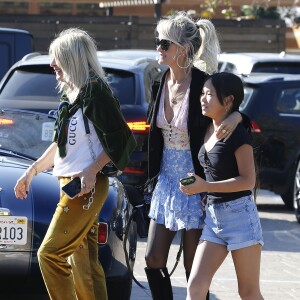 Laeticia Hallyday avec sa mère Françoise Thibaut et sa fille Joy - Le prince Emmanuel-Philibert de Savoie est au volant de la voiture "Shelby Cobra" sport de Johnny avec Laeticia Hallyday direction le restaurant SoHo House de Malibu en famille à Los Angeles, le 3 novembre 2019.