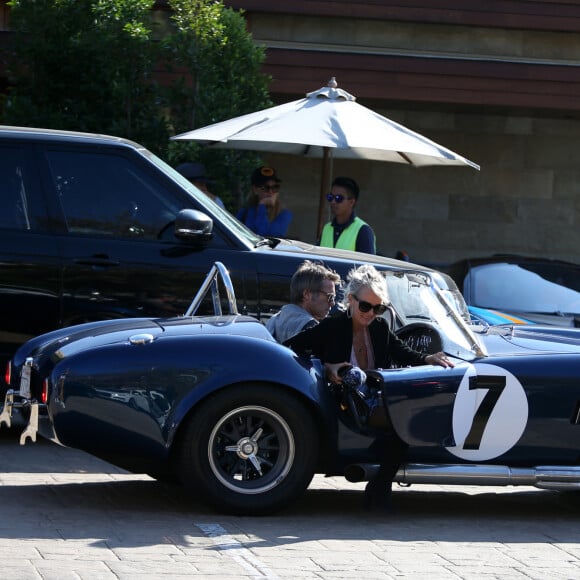 Le prince Emmanuel-Philibert de Savoie et Laeticia Hallyday - Le prince Emmanuel-Philibert de Savoie est au volant de la voiture "Shelby Cobra" sport de Johnny avec Laeticia Hallyday direction le restaurant SoHo House de Malibu en famille à Los Angeles, le 3 novembre 2019.