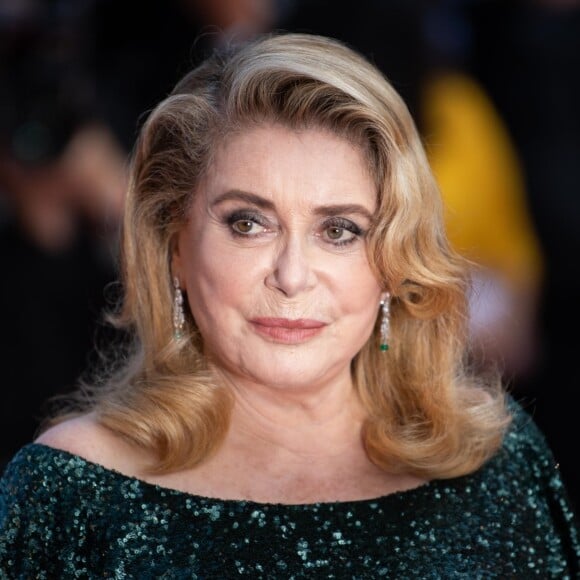 Catherine Deneuve - Montée des marches du film "Hors Normes" pour la clôture du 72ème Festival International du Film de Cannes. Le 25 mai 2019.