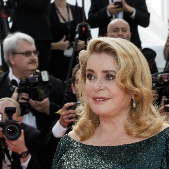Catherine Deneuve (habillée en Celine par Hedi Slimane) - Montée des marches du film "Hors Normes" pour la clôture du 72ème Festival International du Film de Cannes. Le 25 mai 2019 © Jacovides-Moreau / Bestimage