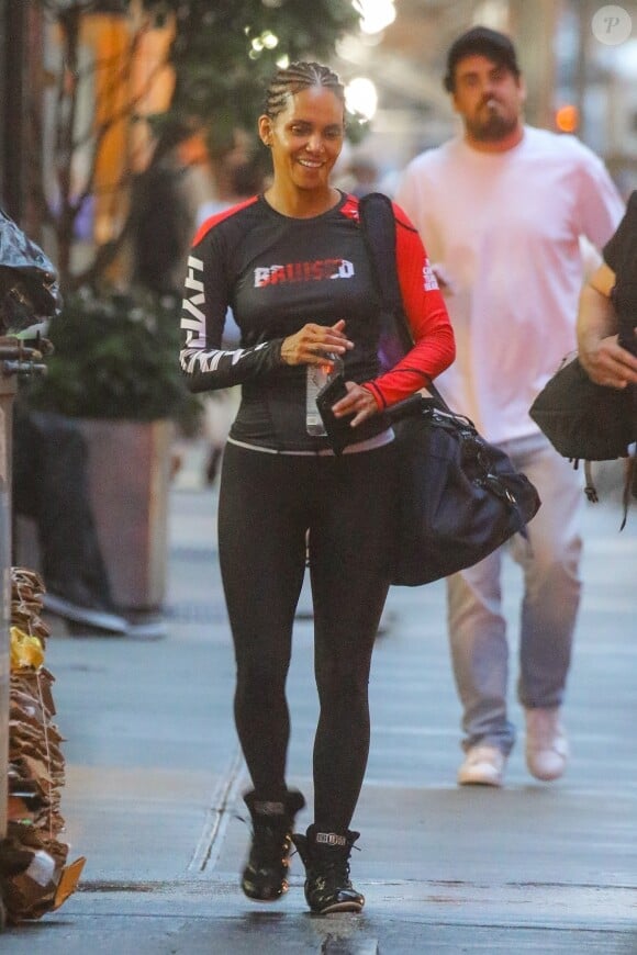 Exclusif - Halle Berry discute avec un coach à la sortie de son cours de gym à New York, le 8 octobre 2019