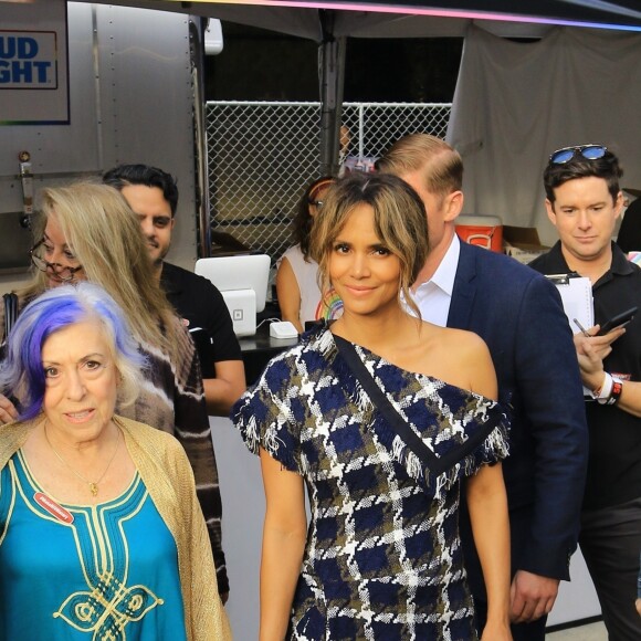 Halle Berry et Alison Moed au LA Pride Festival dans le quartier de West Hollywood à Los Angeles, le 7 juin 2019.