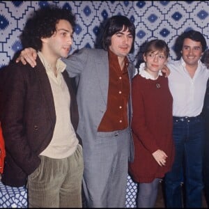 Archives - Luc Plamondon, Michel Berger, Serge Lama, France Gall, Thierry Le Luron et Mireille Hartuch lors d'une soirée à Paris. Le 3 décembre 1980.