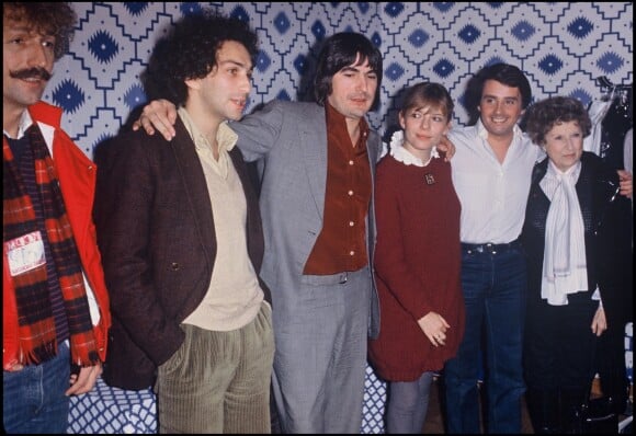 Archives - Luc Plamondon, Michel Berger, Serge Lama, France Gall, Thierry Le Luron et Mireille Hartuch lors d'une soirée à Paris. Le 3 décembre 1980.