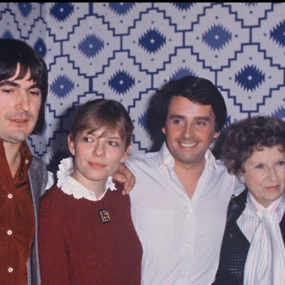 Archives - Luc Plamondon, Michel Berger, Serge Lama, France Gall, Thierry Le Luron et Mireille Hartuch lors d'une soirée à Paris. Le 3 décembre 1980.