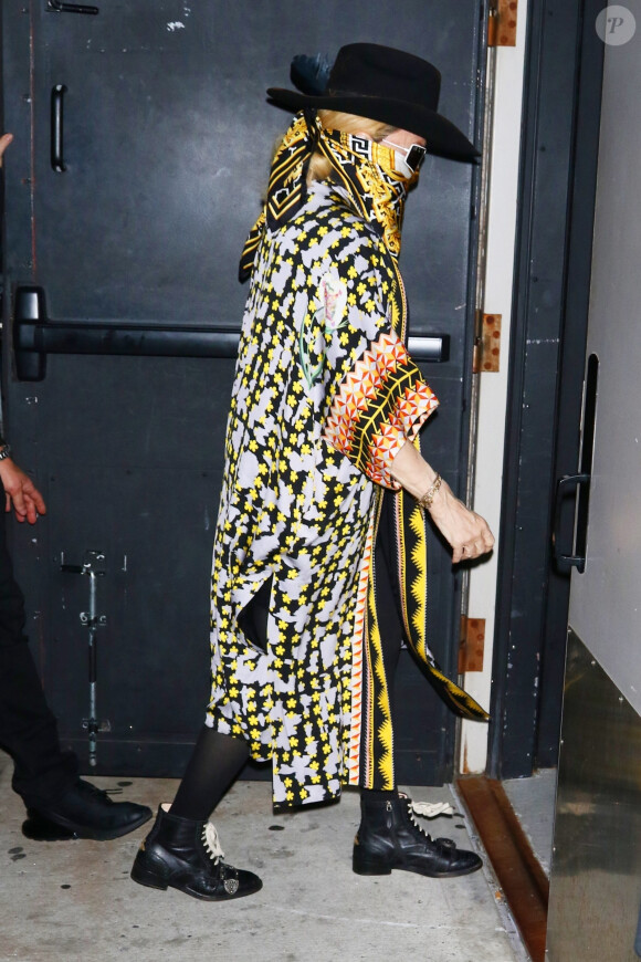 Madonna se cache des photographes à son arrivée au Howard Gilman Opera House pour son concert Madame X à New York.