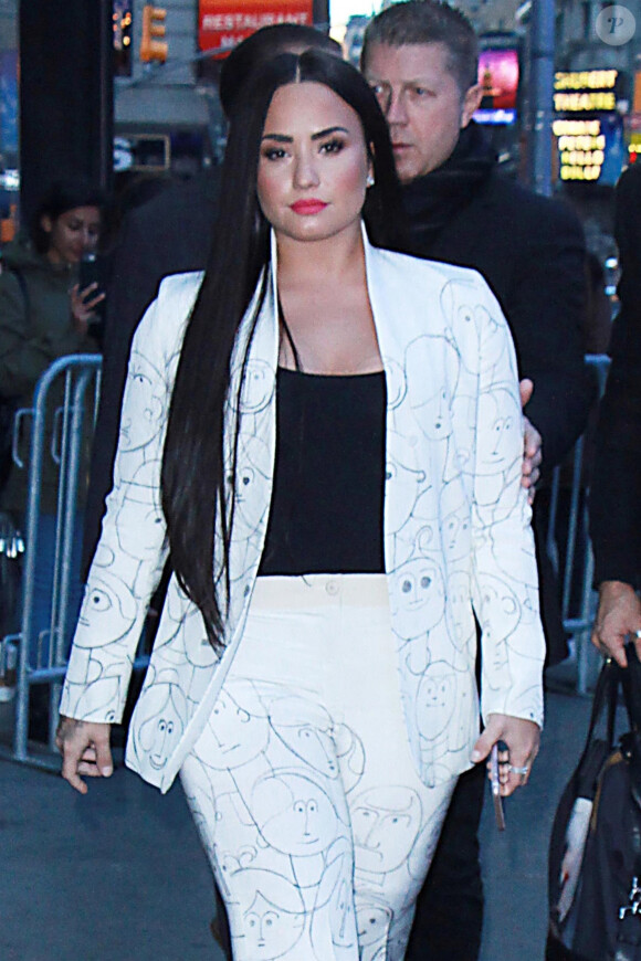 Demi Lovato en costume blanc à l'émission Good Morning America à New York le 16 mars 2018.