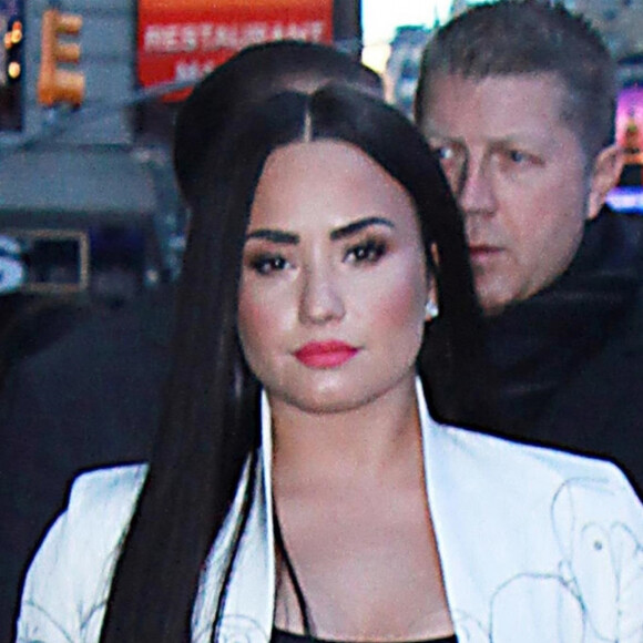 Demi Lovato en costume blanc à l'émission Good Morning America à New York le 16 mars 2018.