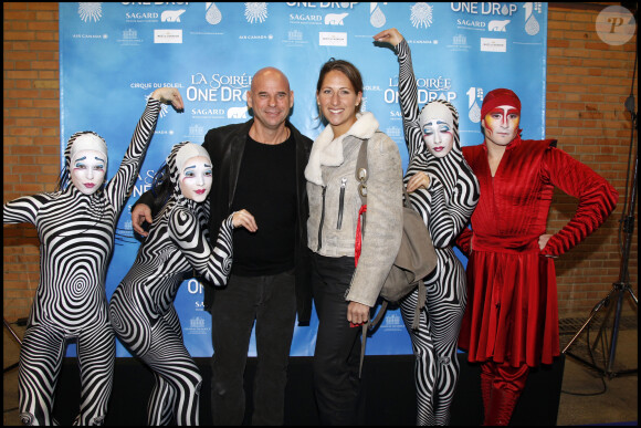 Guy Laliberté et Maud Fontenoy entourés des artistes du Cirque du Soleil à la soirée de gala du spectacle Saltimbanco du Cirque du Soleil à Bercy le 15 janvier 2011.