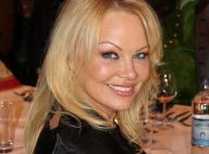 Pamela Anderson : Sublime et prête pour Noël, face à un Chuck Norris amoureux