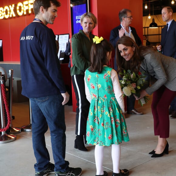 Kate Middleton et le prince William lors de l'événement organisé par l'association "Shout" pour le lancement de leur nouveau système de volontariat au théâtre "Troubadour White City" à Londres, le 12 novembre 2019.