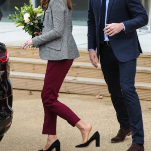 Le prince William, duc de Cambridge, et Kate Middleton, duchesse de Cambridge, quittent l'événement organisé par l'association "Shout" pour le lancement de leur nouveau système de volontariat au théâtre "Troubadour White City" à Londres, le 12 novembre 2019.