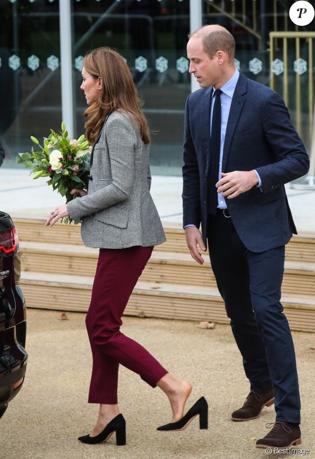Le prince William, duc de Cambridge, et Kate Middleton, duchesse de Cambridge, quittent l'événement organisé par l'association "Shout" pour le lancement de leur nouveau système de volontariat au théâtre "Troubadour White City" à Londres, le 12 novembre 2019.