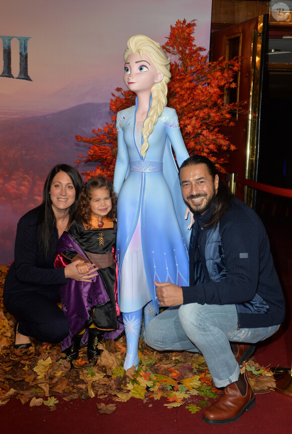 Moundir, sa compagne Inès et leur fills Aliya à l'avant-première parisienne de La Reine des Neiges 2 - mercredi 13 novembre 2019