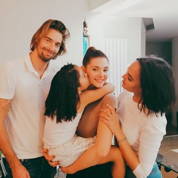 Camille Lacourt, sa compagne Alice et Valérie Bègue avec leur fille Jazz, sur Instagram le 20 octobre 2019.