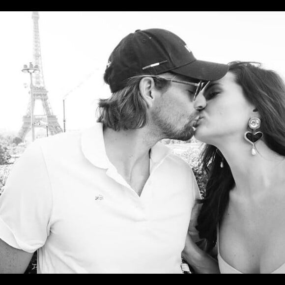 Camille Lacourt et Alice Detollenaere s'embrassent à Paris. Photo publiée sur Instagram le 15 septembre 2019.