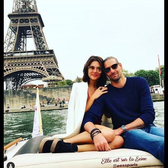 Camille Lacourt et Alice Detollenaere lors d'une balade sur la Seine, à Paris. Photo publiée sur Instagram le 24 avril 2019.