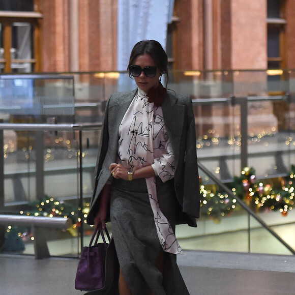 Victoria Beckham est de retour à Londres après un saut de puce à Paris le 15 novembre 2019.