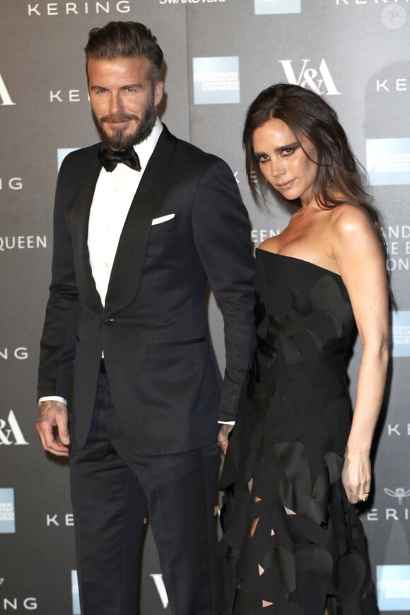 David Beckham et sa femme Victoria Beckham - Photocall du gala "Alexander McQueen : Savage Beauty" au Victoria and Albert Museum à Londres, le 12 mars 2015.