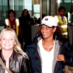 Victoria Beckham, Emma Bunton, Mel B et Mel C à l'aéroport de Londres, le 2 septembre 1998. 