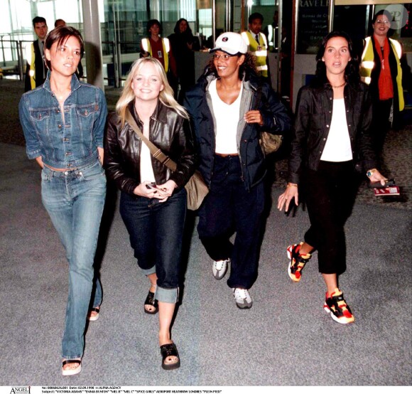 Victoria Beckham, Emma Bunton, Mel B et Mel C à l'aéroport de Londres, le 2 septembre 1998. 