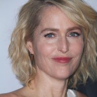 Gillian Anderson, sublime au bras de son compagnon Peter Morgan pour "The Crown"