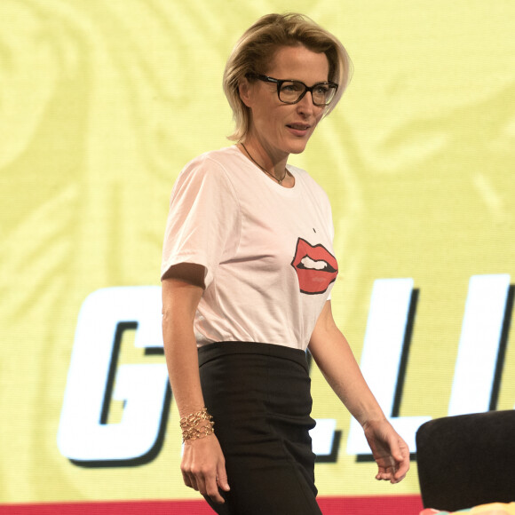 Gillian Anderson participe à une vente aux enchères caritative, au profit de l'association "Women for Women UK" lors du Day 2 du ComiCon Argentina à Buenos Aires, le 8 décembre 2018.