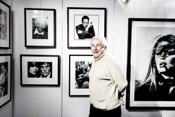 Le photographe anglais Terry O'Neill pose à la Photogallery à Stockholm, le 8 mai 2014, à l'occasion de son exposition.