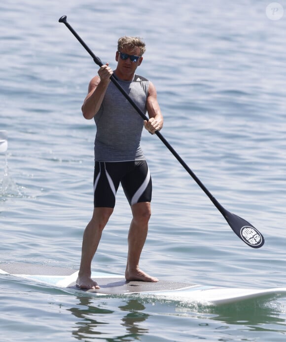 Exclusif - Gordon Ramsay et sa femme Tana font du paddle avec leurs filles Megan, Matilda et Holly à Malibu, le 23 août 2015.